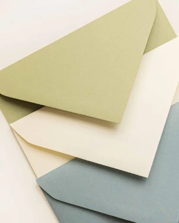Sobres rústicos para invitaciones de boda en tres colores diferentes: blanco, kraft y azul