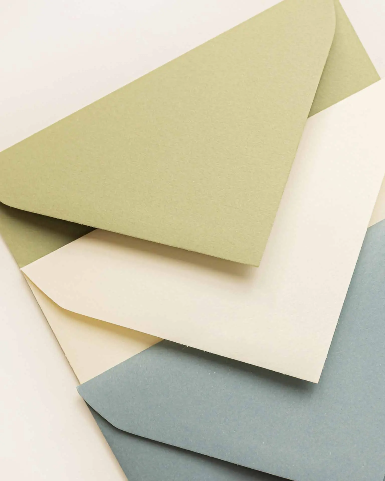 Sobres rústicos para invitaciones de boda en tres colores diferentes: blanco, kraft y azul