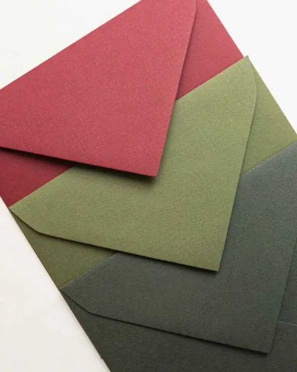 Sobres texturizados para invitaciones de boda en varios colores