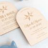Detalle grabado en madera natural de la invitaciu00f3n Golondrinas