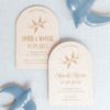 Invitaciu00f3n de boda golondrinas, diseu00f1o elegante de madera natural grabada