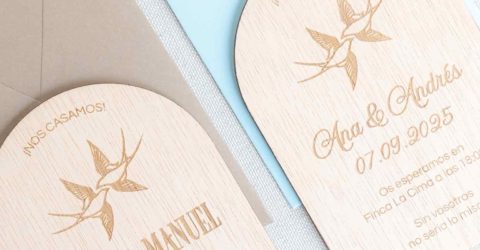 Invitación Golondrinas con Sobre – Presentación Elegante Invitación Golondrinas con sobre, diseño de madera natural.