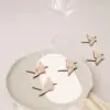 Varios marcasitios Grulla Origami juntos mostrando diferentes iniciales grabadas