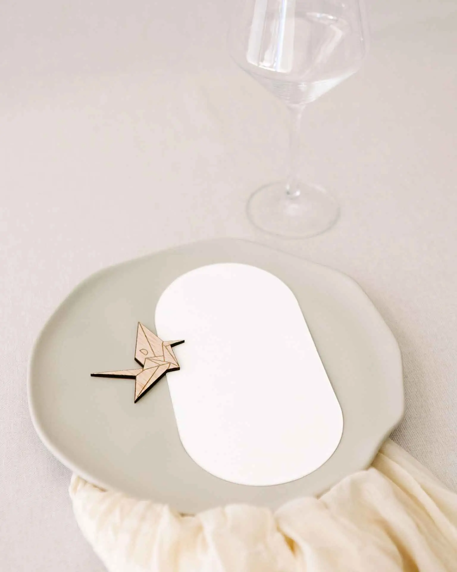 Vista general de mesa decorada con marcasitios Grulla Origami de madera personalizados