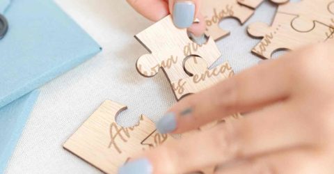 Puzzle personalizado mientras se monta Proceso de montaje del puzzle personalizado con mensaje grabado