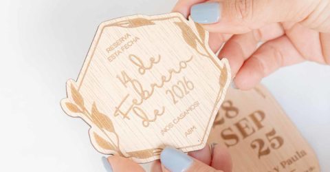 Save the Date personalizado en madera – Modelo 1 en mano Tamaño y proporción del Save the Date personalizado en madera modelo 1 sujetado con la mano