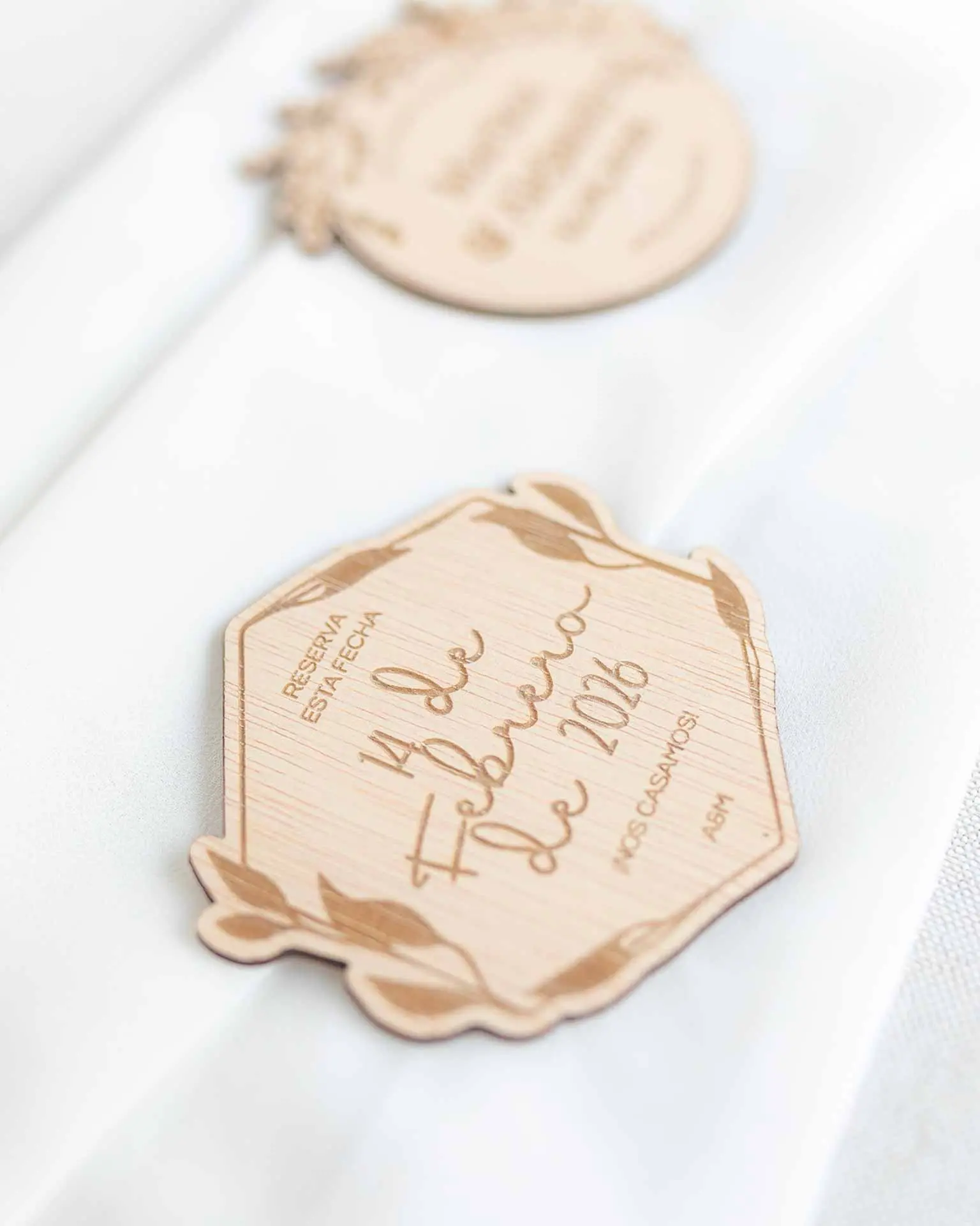 Vista frontal del modelo 1 del Save the Date personalizado en madera para bodas