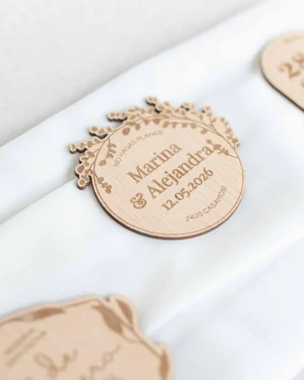 Ejemplo del modelo 2 del Save the Date personalizado en madera para bodas