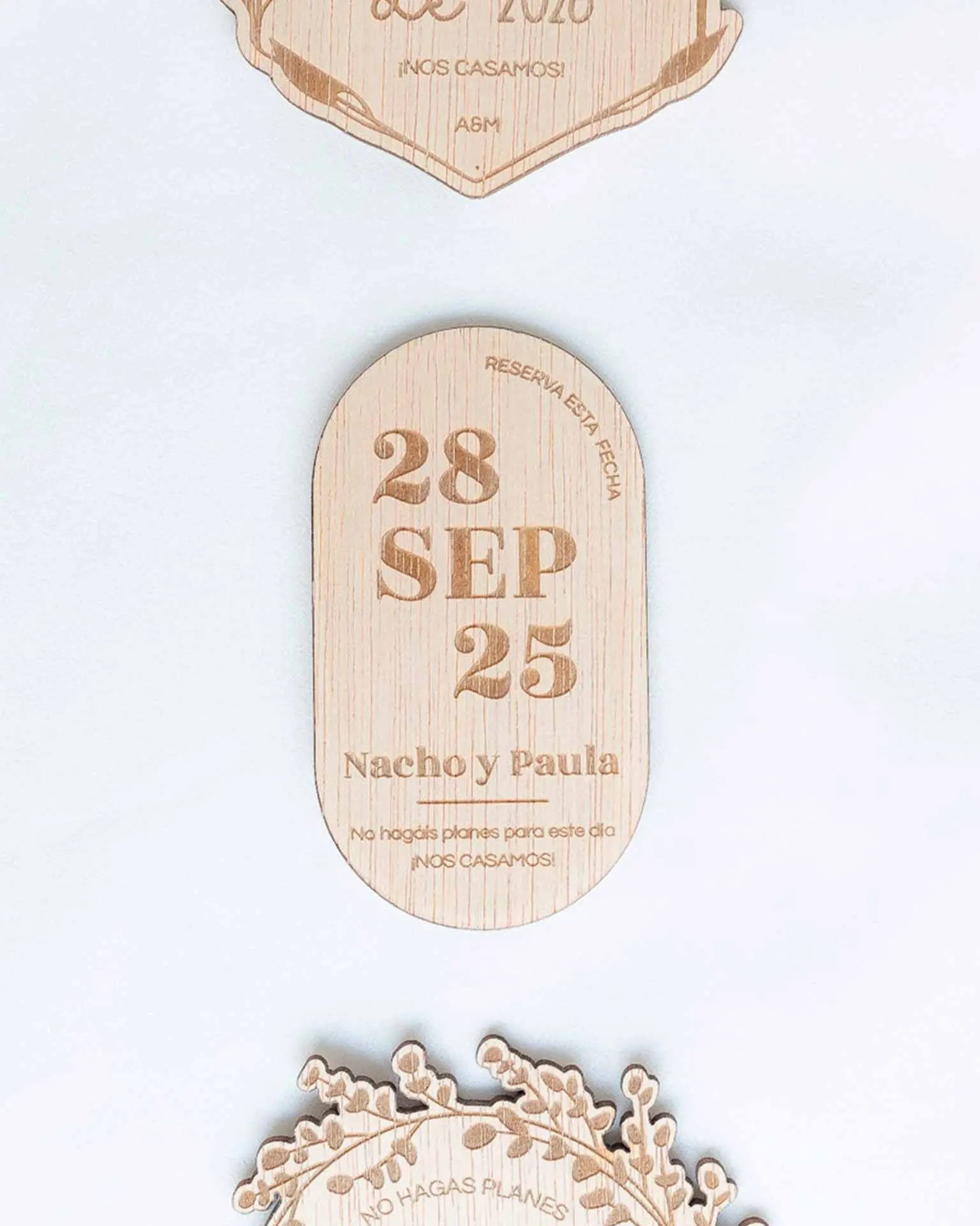 Diseño del modelo 3 del Save the Date personalizado en madera para bodas