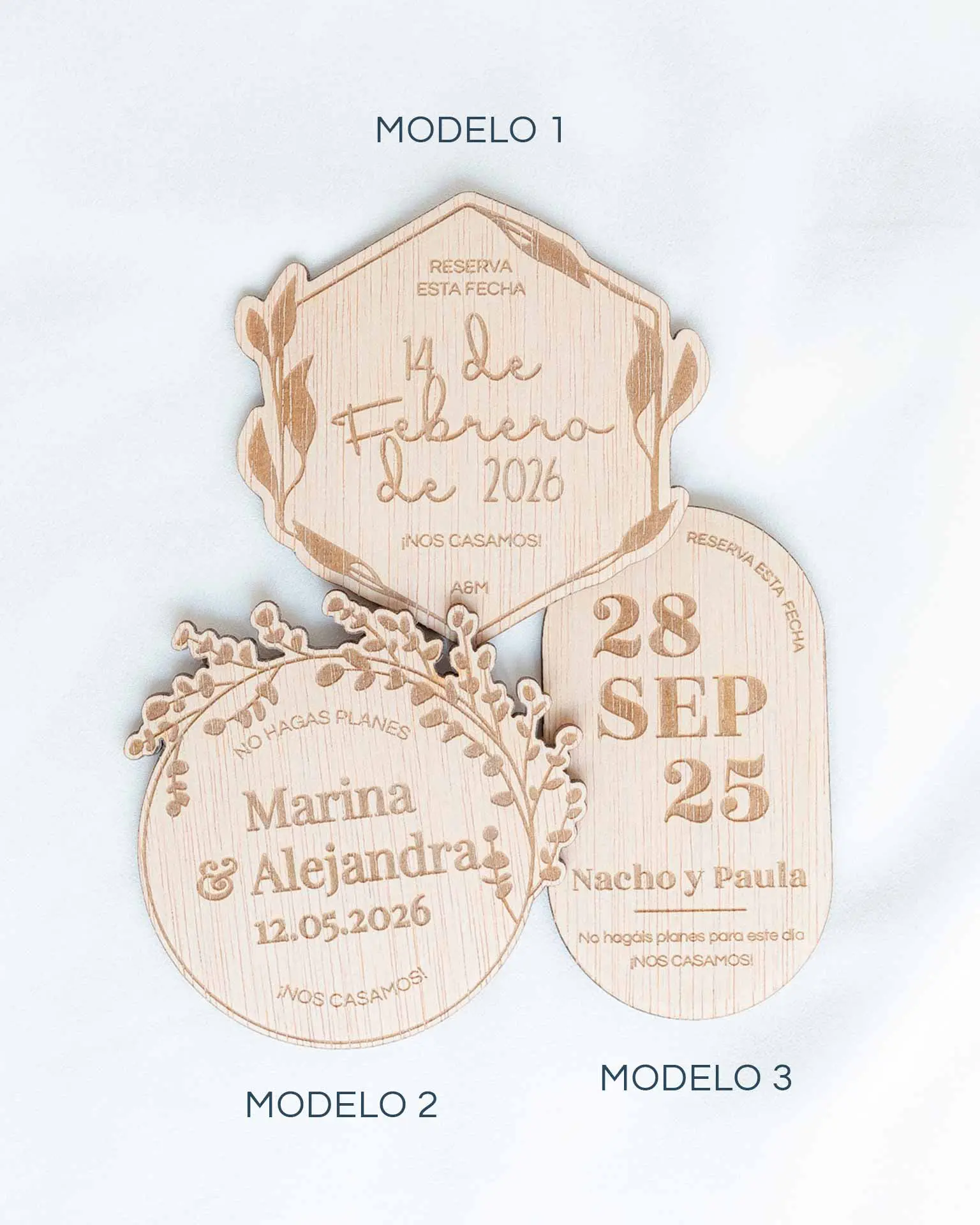Tres modelos diferentes del Save the Date personalizado en madera para boda