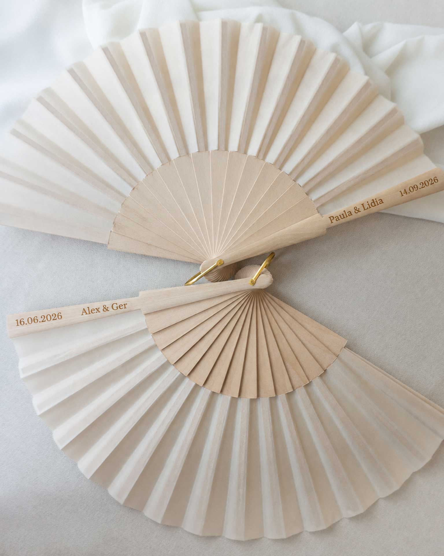 Abanicos personalizados en color crema para bodas y eventos