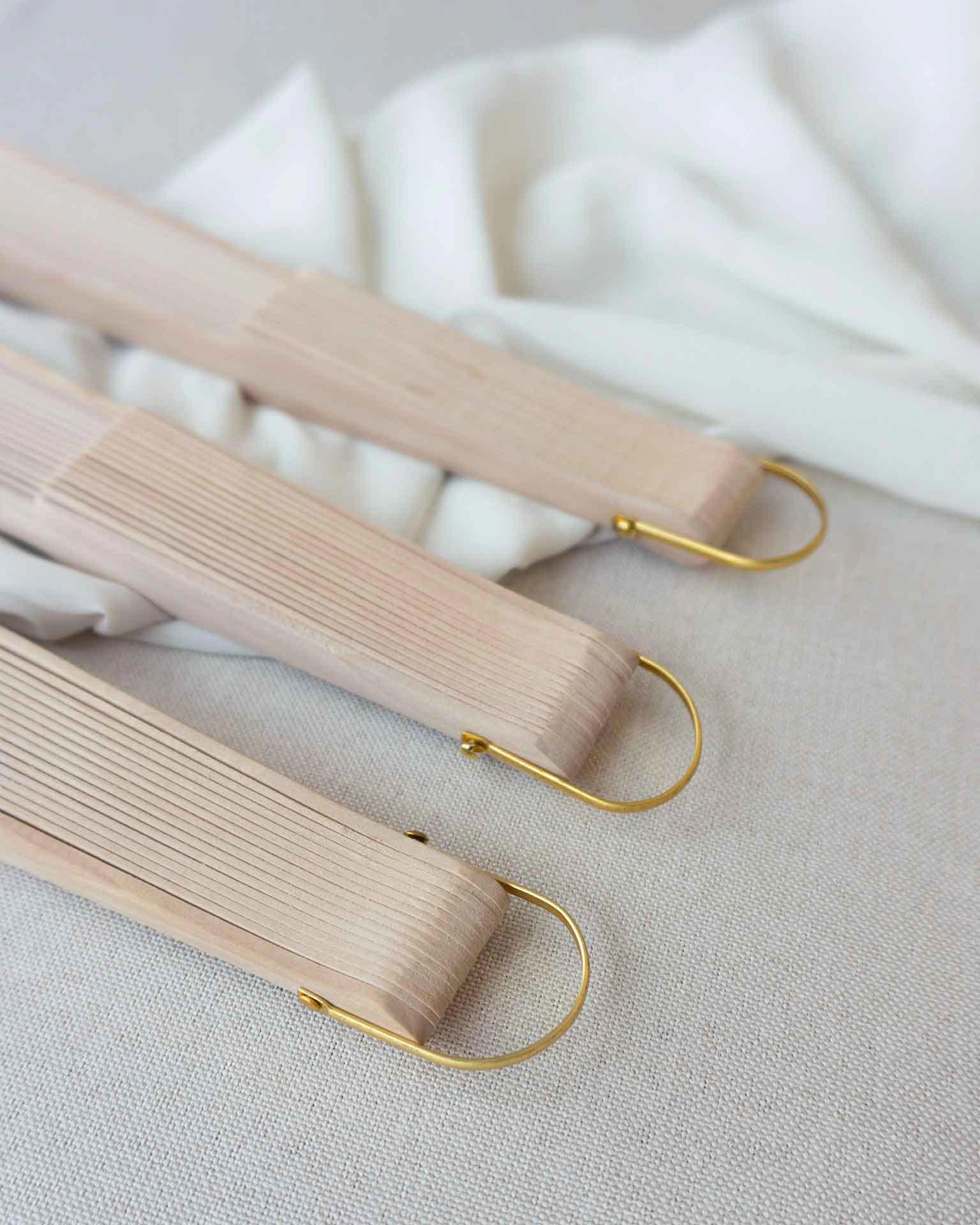 Detalle agarre abanicos de boda personalizados en color dorado