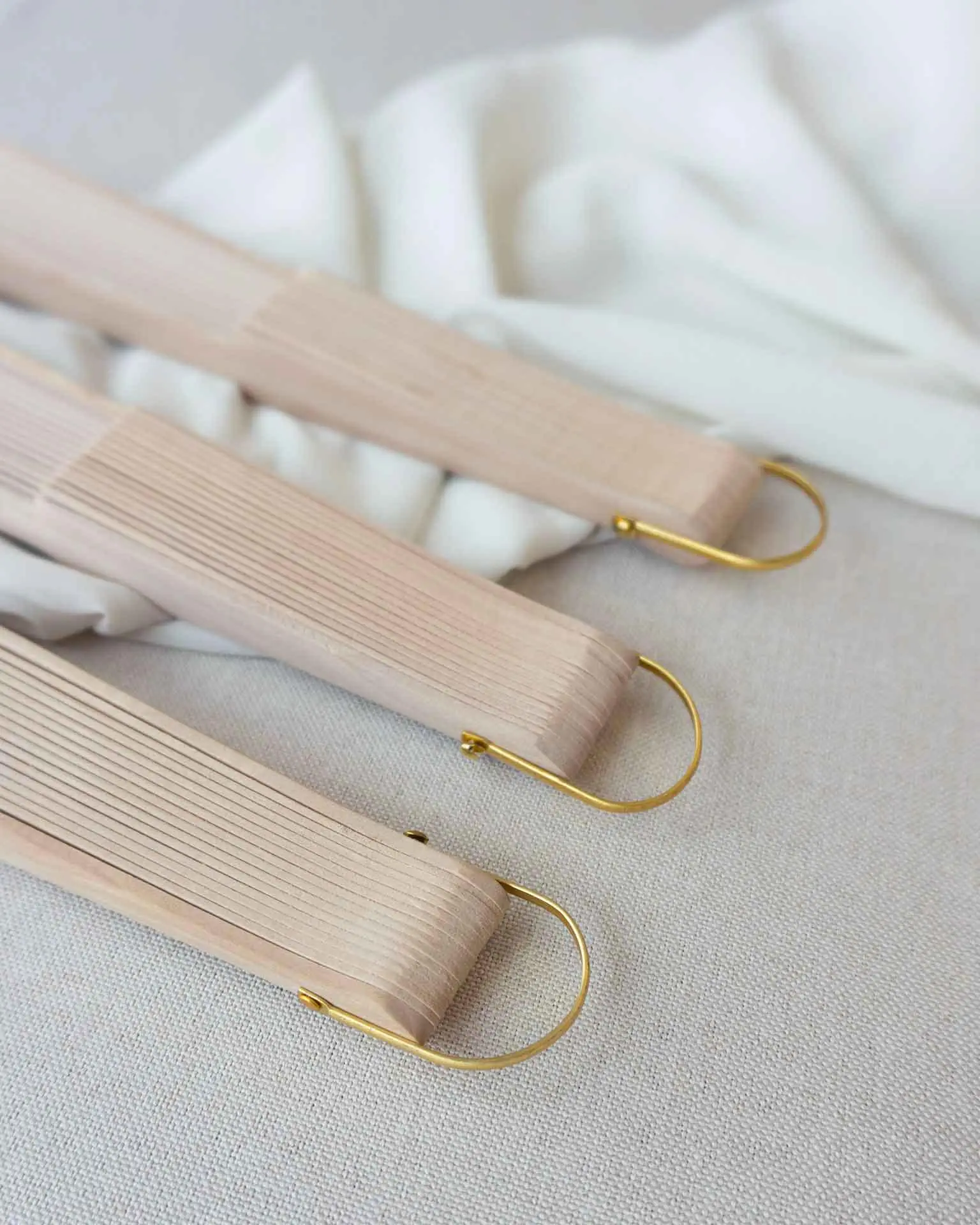 Detalle agarre abanicos de boda personalizados en color dorado