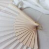 Abanico en color crema modelo clu00e1sico para bodas y eventos