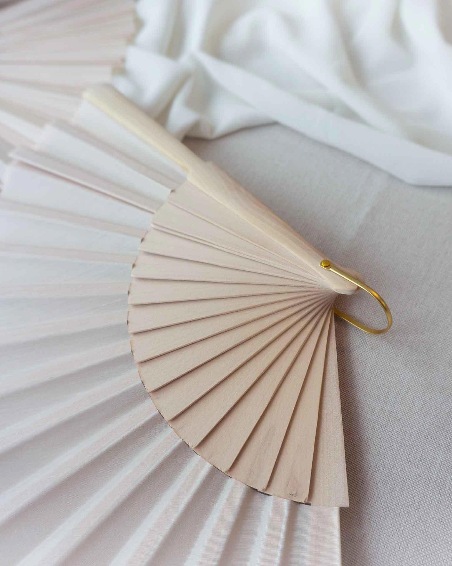 Abanico en color crema modelo clu00e1sico para bodas y eventos