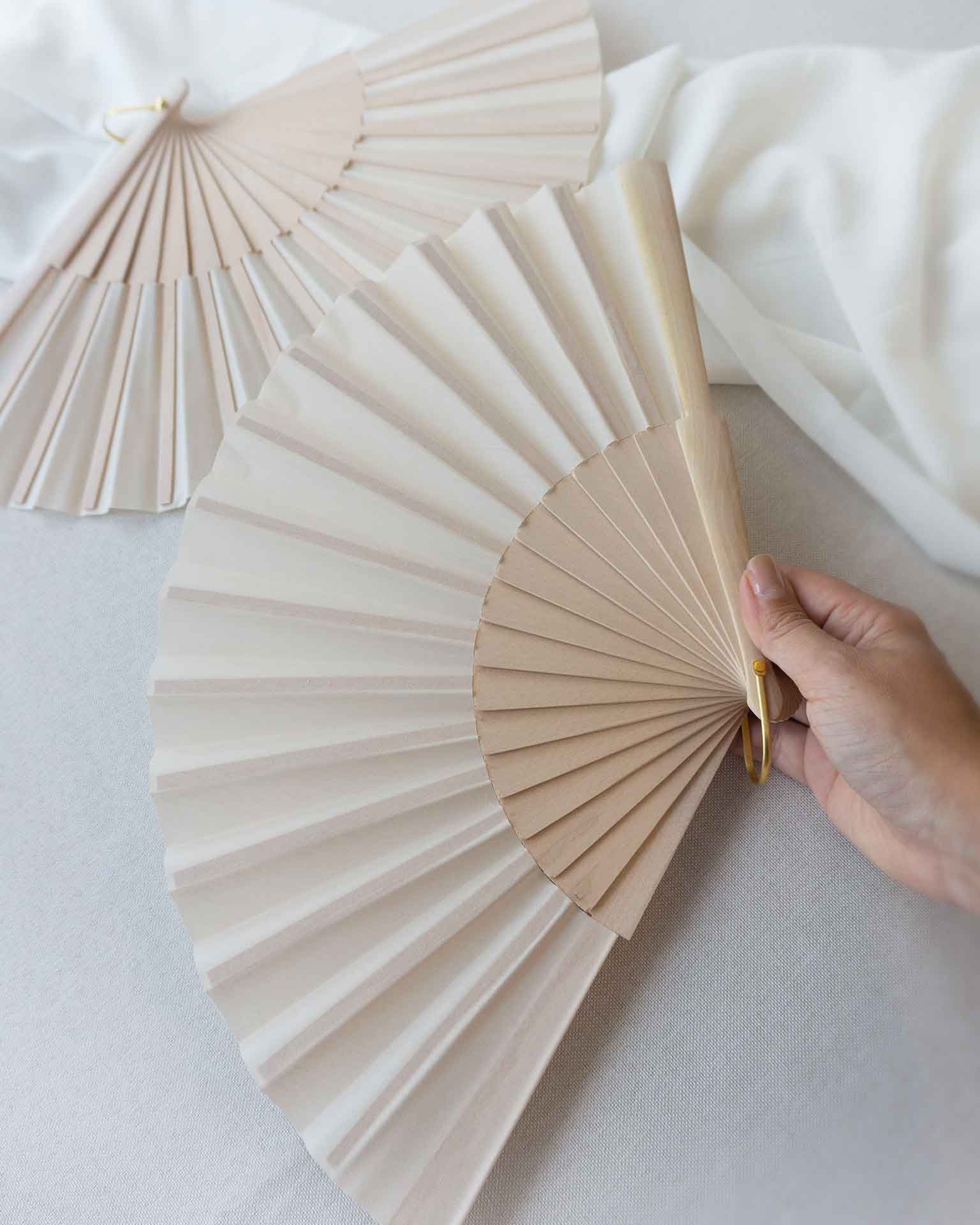 Abanico clu00e1sico personalizado para bodas y eventos en mano