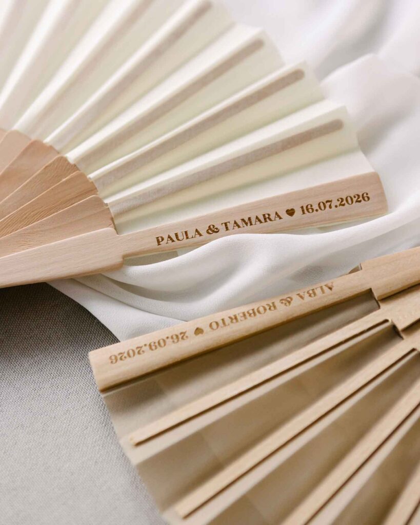 Abanicos personalizados disponibles en blanco roto y marrón nude, con grabado en madera para eventos
