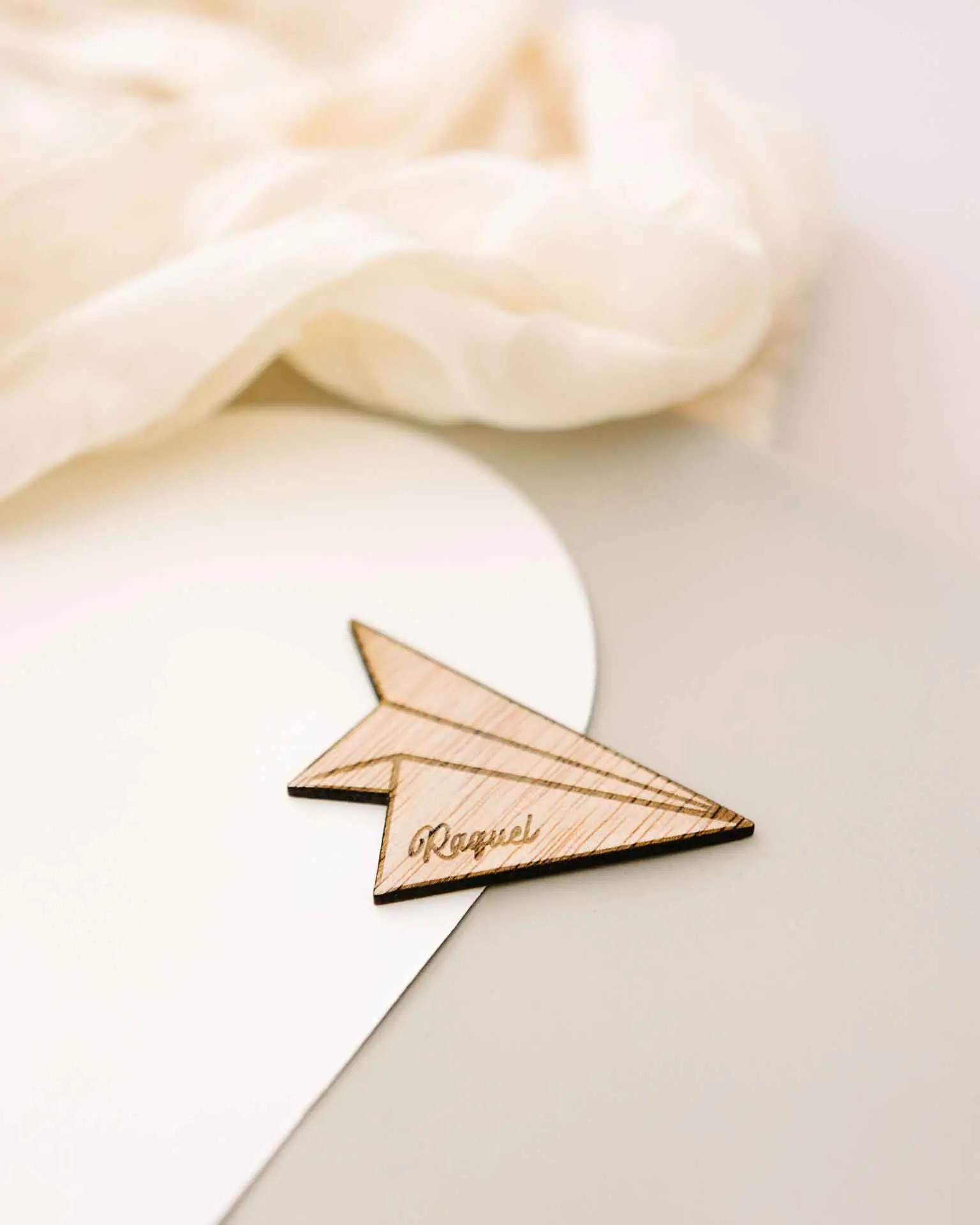 Marcasitio Aventura en una decoración de mesa de boda, junto al resto de la vajilla