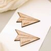 Marcasitio de madera personalizado con nombre en forma de aviu00f3n de papel, estilo minimalista
