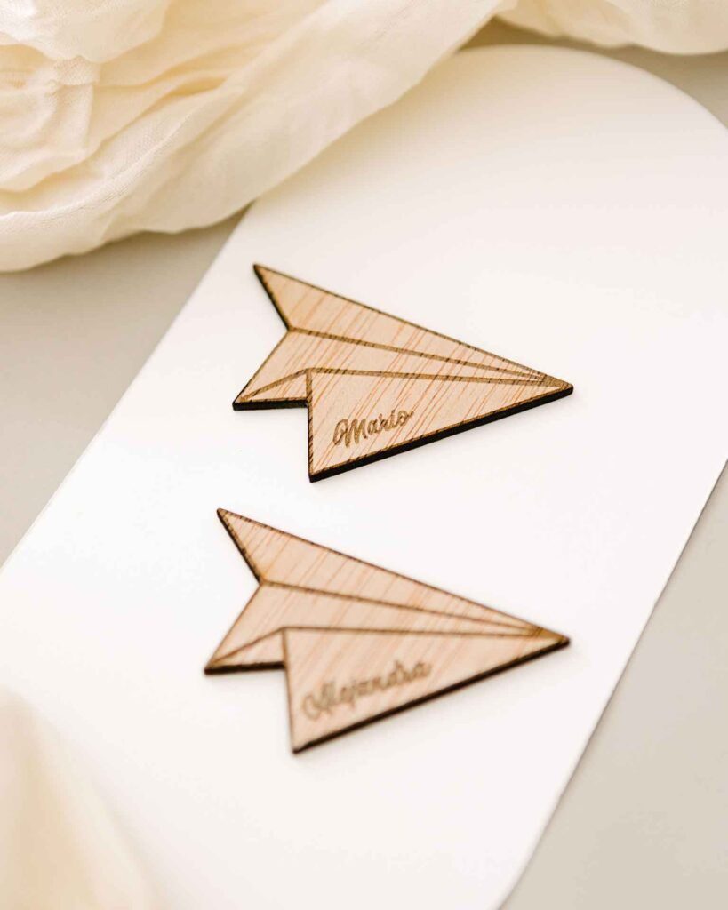 Marcasitio de madera personalizado con nombre en forma de avión de papel, estilo minimalista