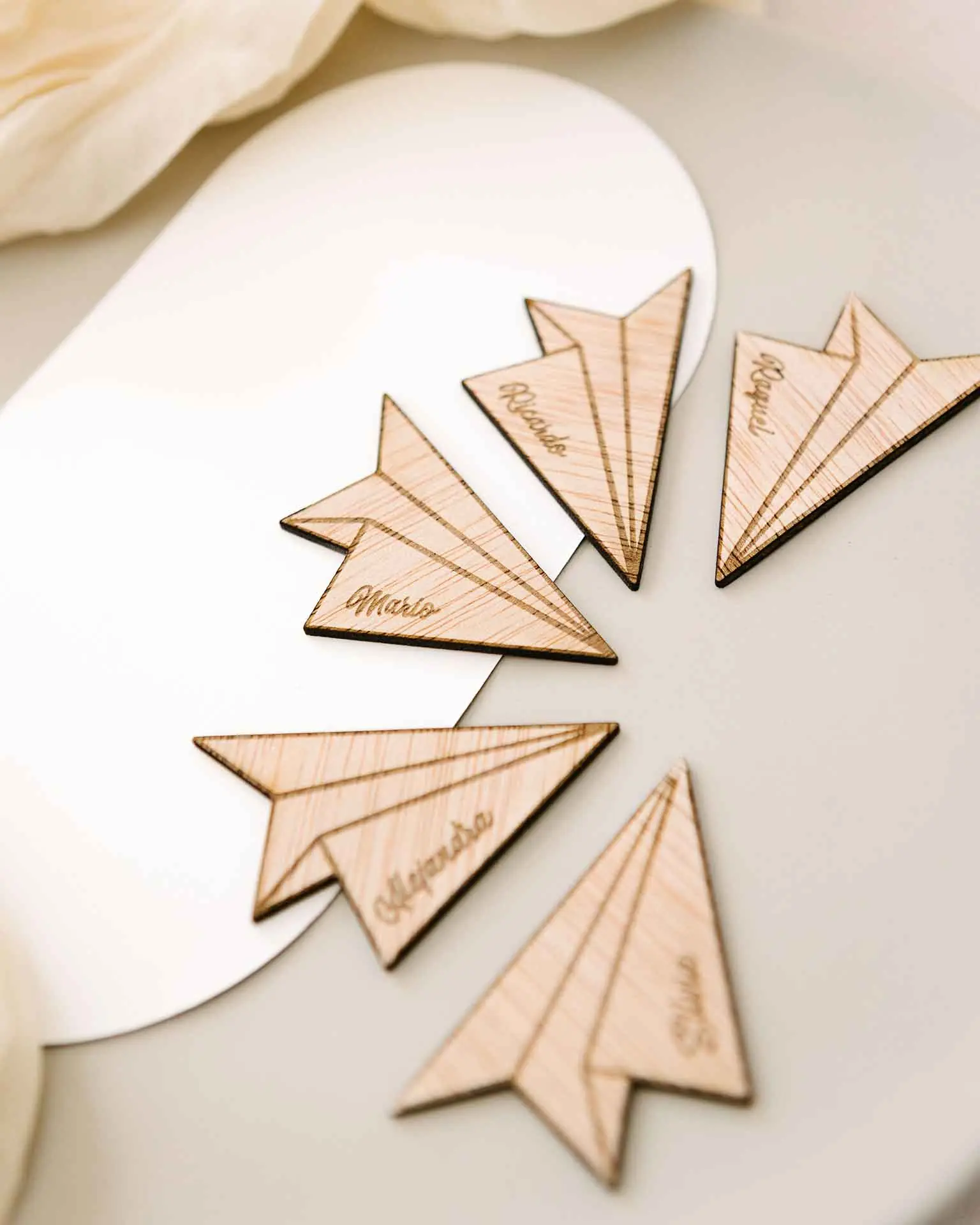 Varios marcasitios Aventura juntos mostrando diferentes nombres grabados en madera
