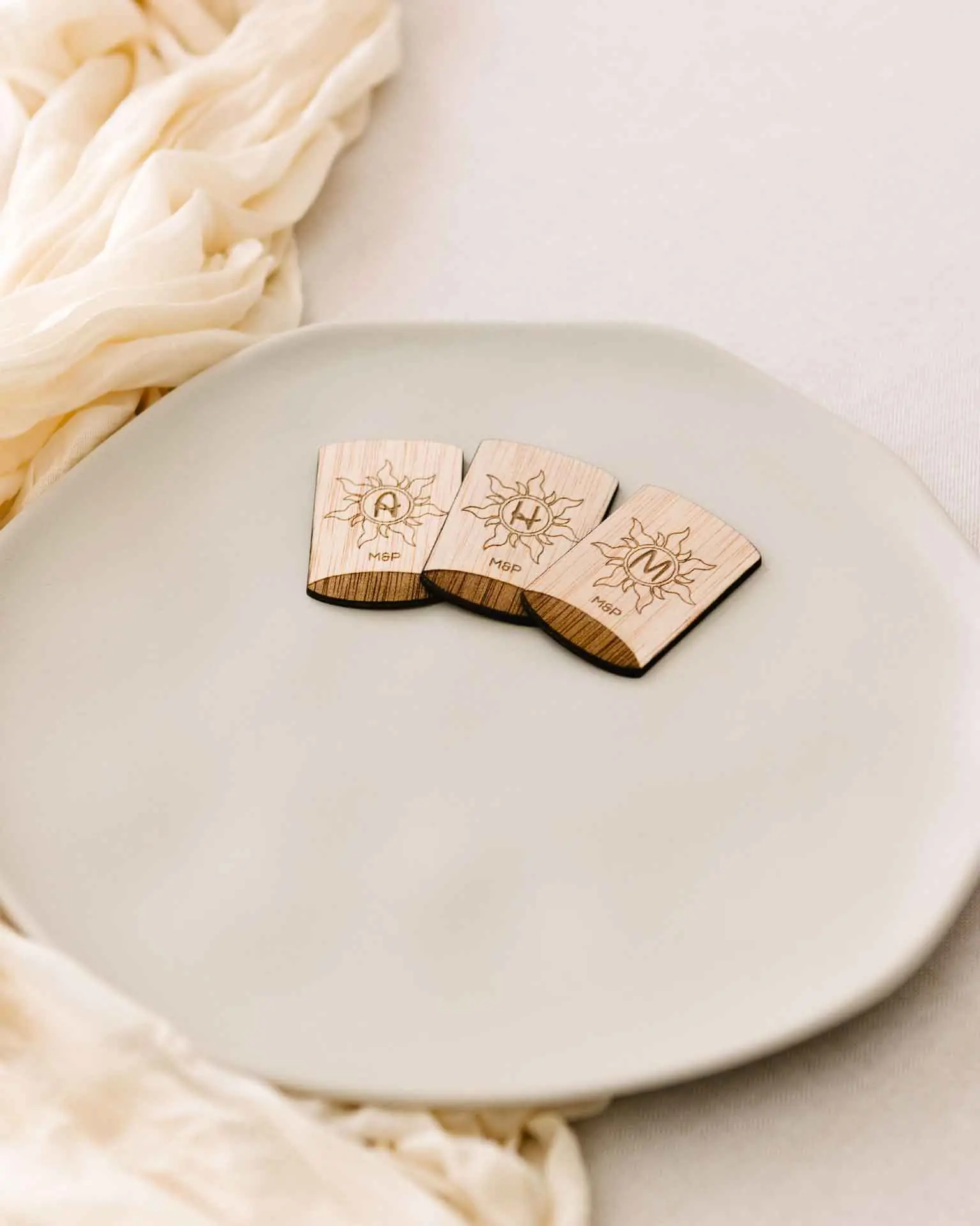Marcasitio de madera personalizado con inicial, diseño de farolillo ideal para bodas