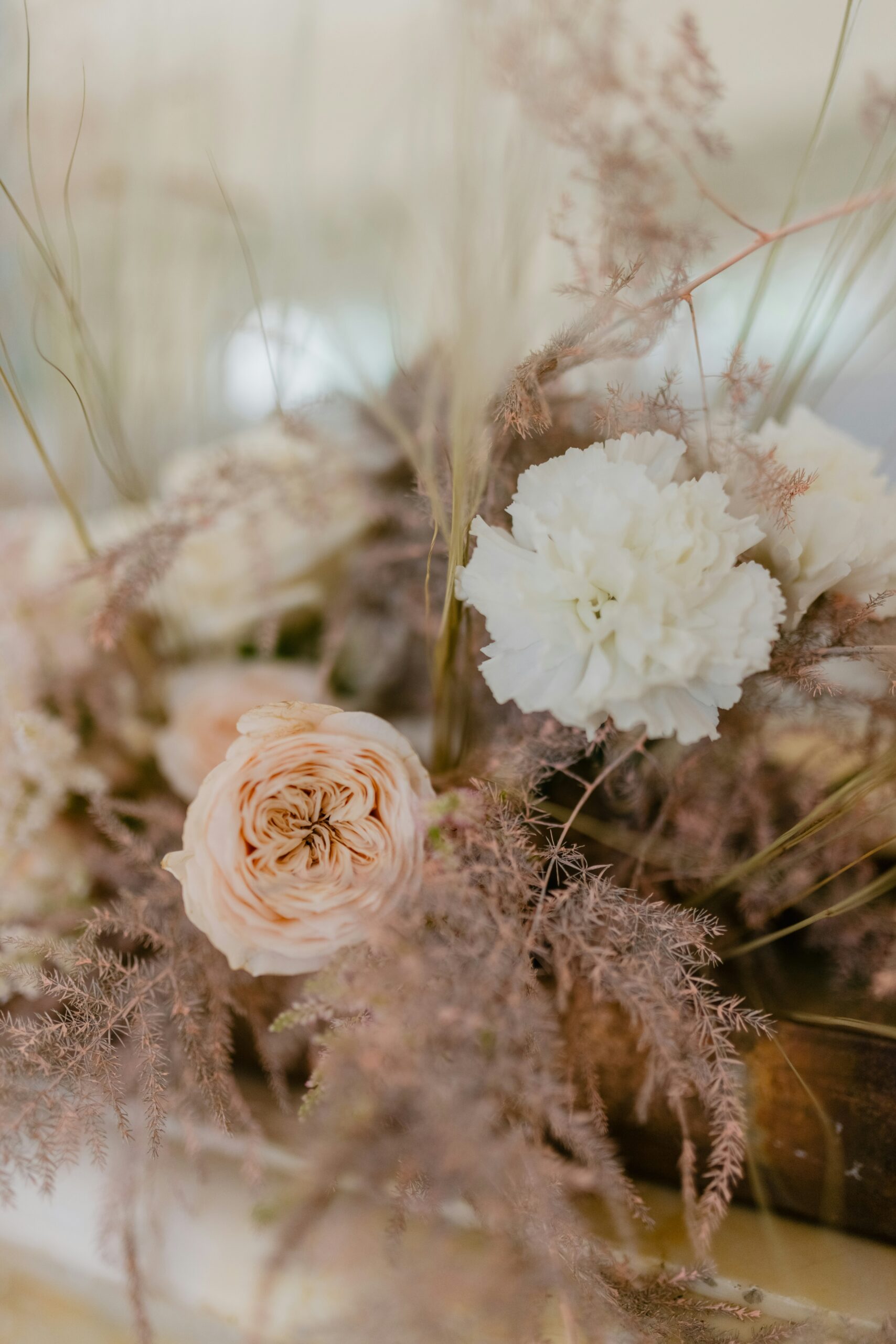 Ramo de novia con flores silvestres en tonos suaves, ideal para una boda rústica y natural