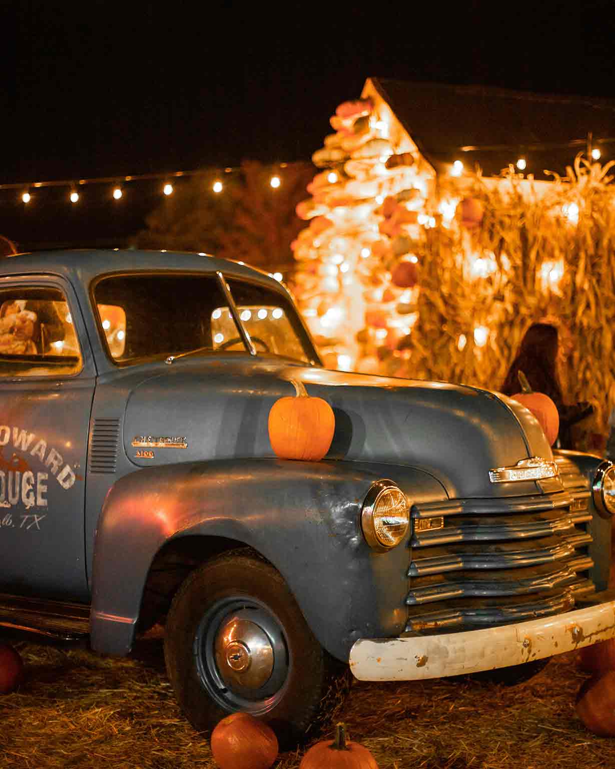 Rincon con luces, calabazas y decoración otoñal para boda