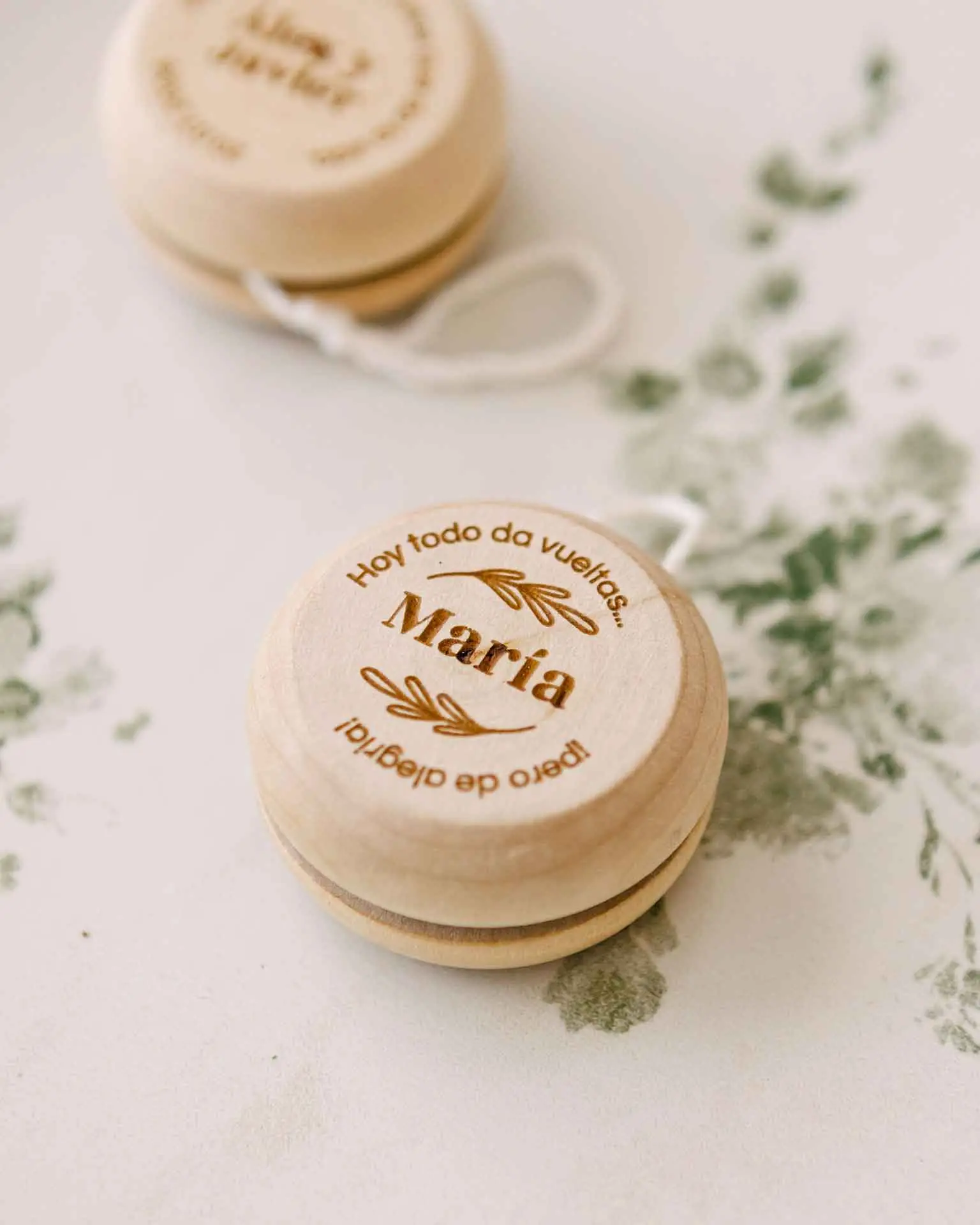 Conjunto de yoyos de madera personalizados con diferentes nombres y frases, ideales para eventos