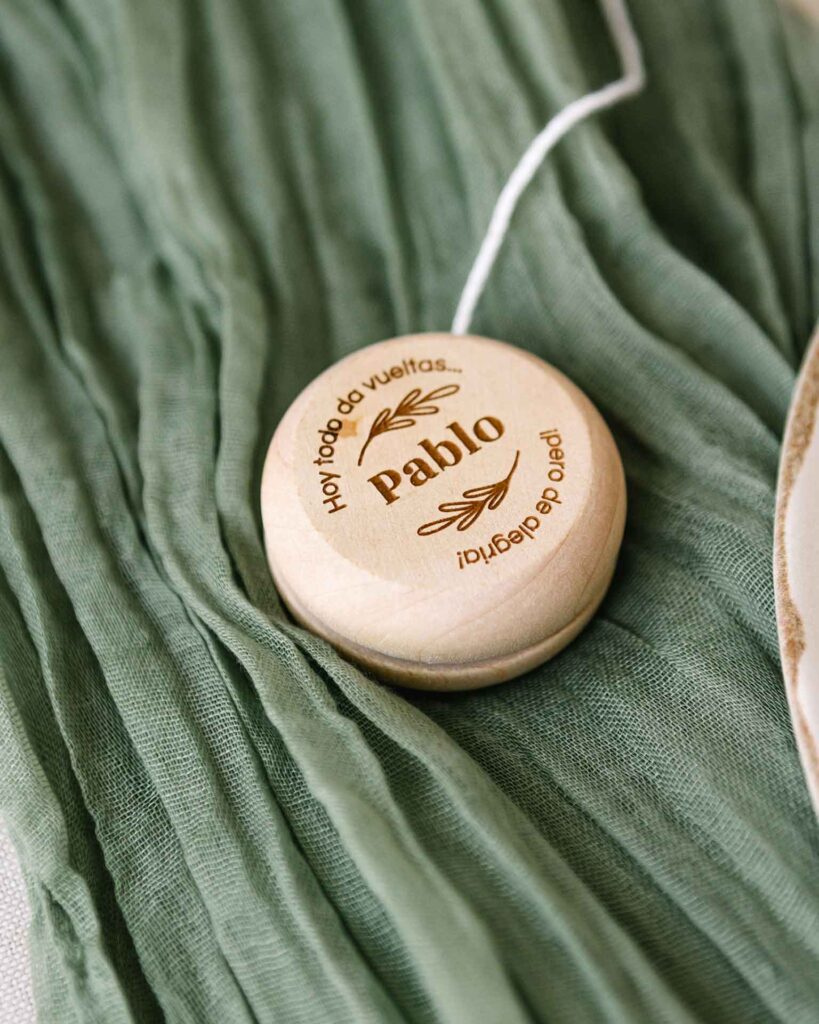 Yoyos personalizados colocados sobre servilleta como parte de la decoración de una mesa de boda