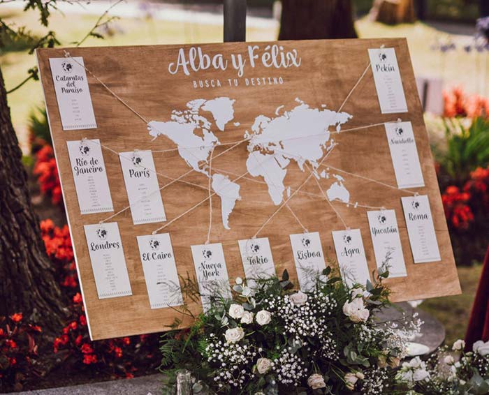 Seating plan con mapa del mundo y temática viajera