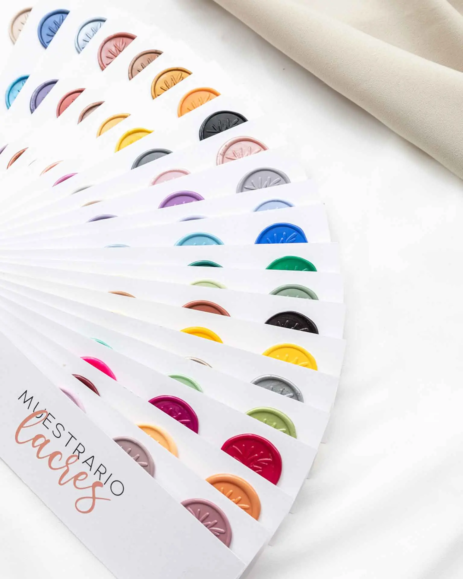 Paleta real de colores de lacres personalizados mostrada en físico