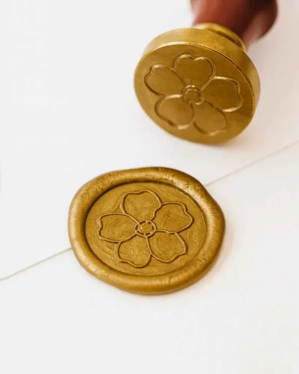 Lacre personalizado dorado con el sello No me olvides