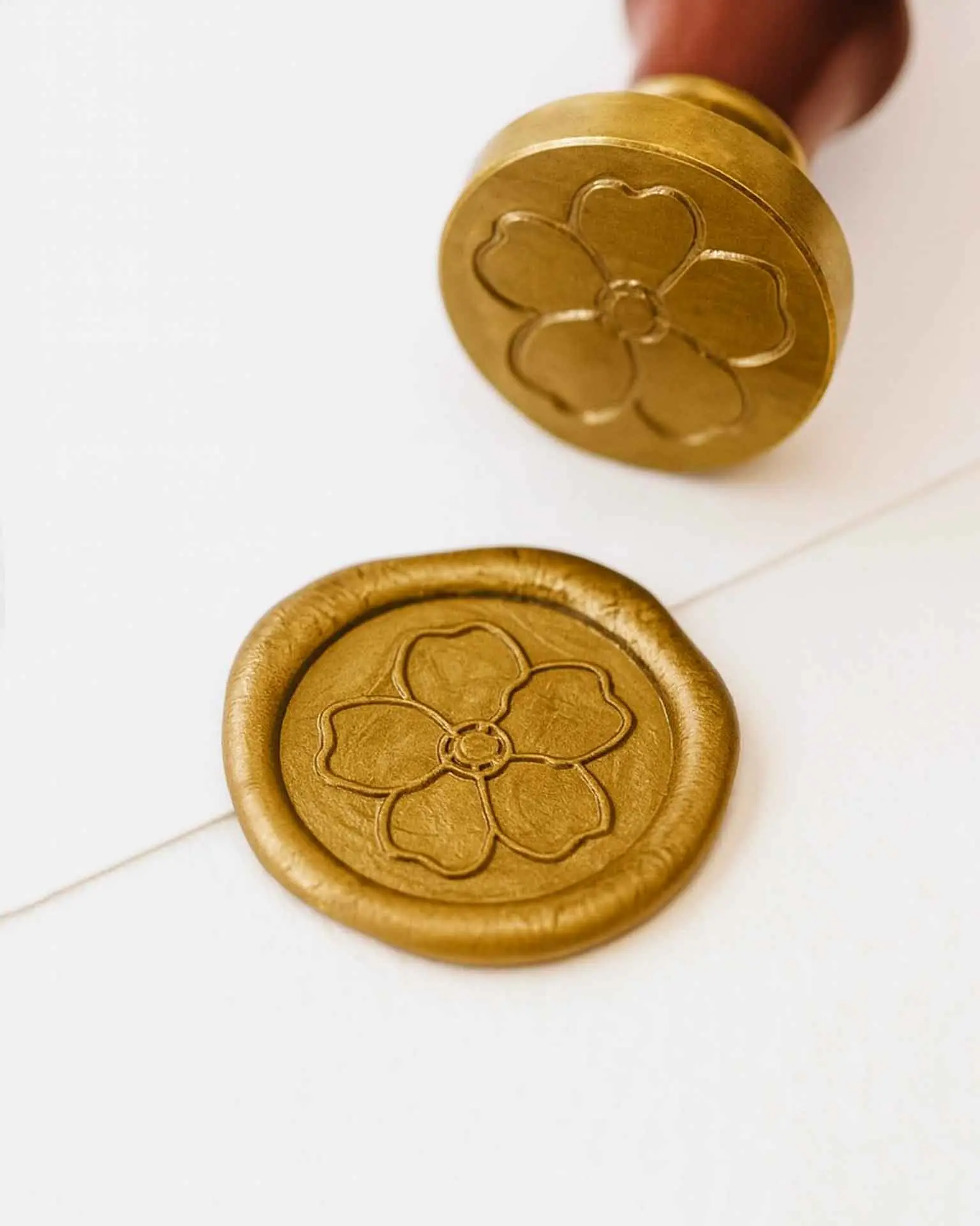 Lacre personalizado dorado con el sello No me olvides
