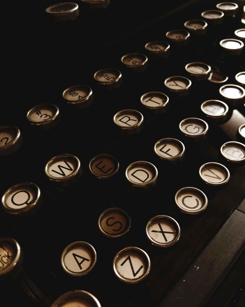Detalle de una máquina de escribir usada para redactar votos de boda originales y emotivos