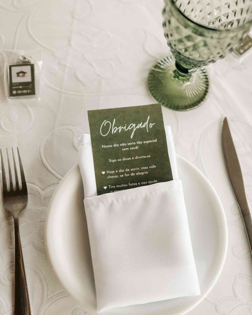 Menu personalizado papelería para bodas en mesa decorada