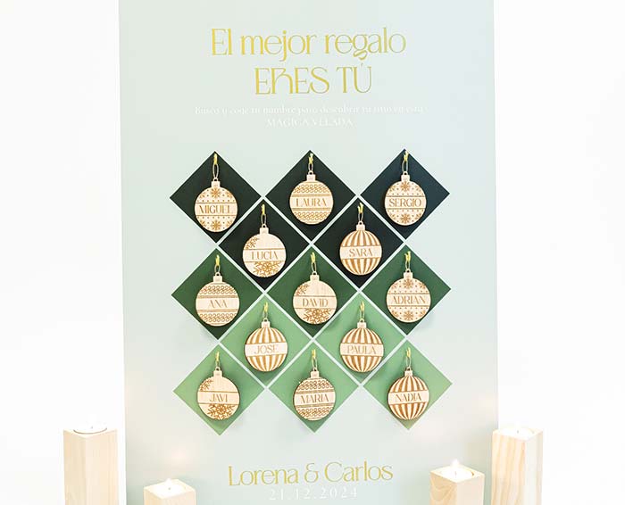 Seating plan con temática navideña y bolas de madera