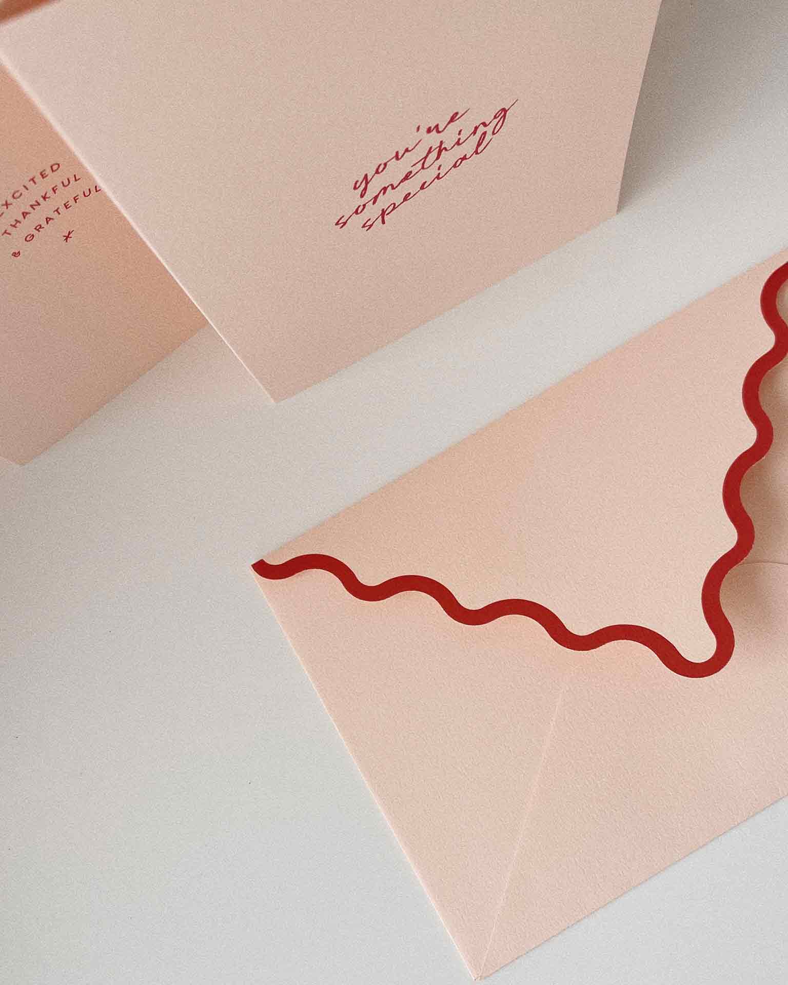 Tarjeta con votos personalizados en sobre rosa para boda íntima Tarjeta de boda con votos personalizados en un sobre rosa, ideal para incluir en la papelería del enlace
