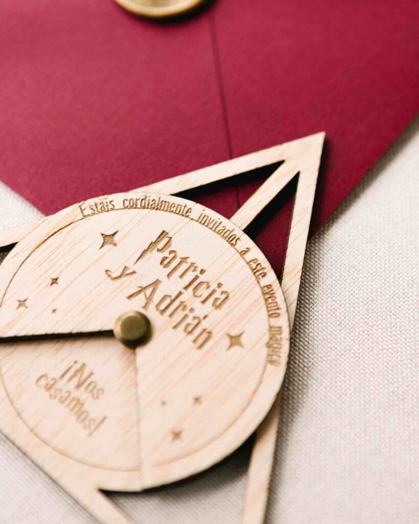 Detalle grabado láser invitación de boda Harry Potter Reliquias en madera natural, acabado premium artesanal.