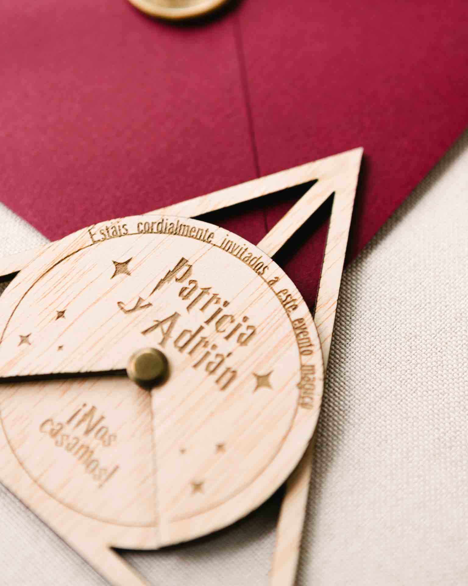 Detalle grabado lu00e1ser invitaciu00f3n de boda Harry Potter Reliquias en madera natural, acabado premium artesanal.