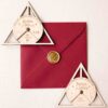 Invitaciones de boda mu00e1gicas modelo Reliquias con sobres coordinados, diseu00f1o en madera personalizada, estilo elegante.