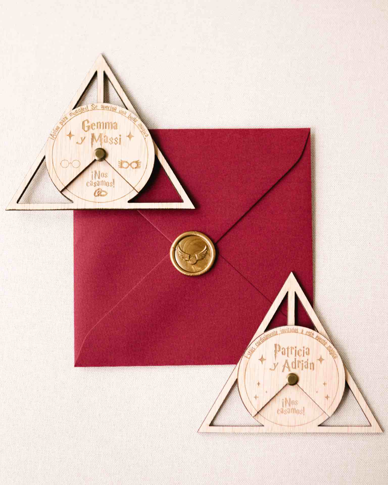 Invitaciones de boda mu00e1gicas modelo Reliquias con sobres coordinados, diseu00f1o en madera personalizada, estilo elegante.