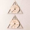 Dos modelos de invitaciu00f3n de boda Harry Potter en madera, diseu00f1o Reliquias grabado con estu00e9tica mu00e1gica artesanal.
