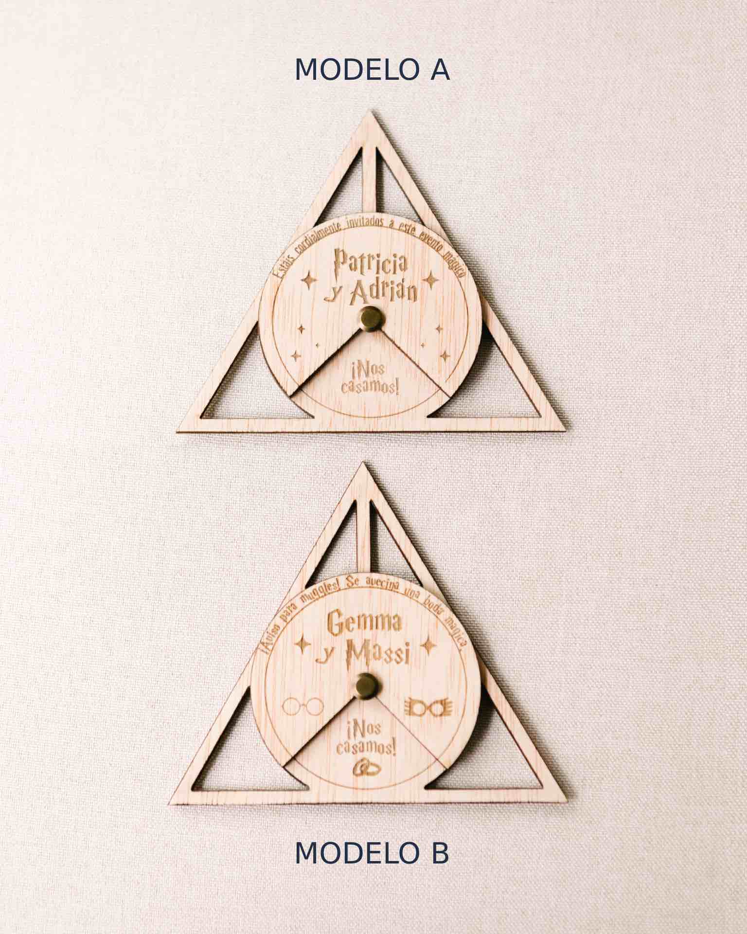 Dos modelos de invitaciu00f3n de boda Harry Potter en madera, diseu00f1o Reliquias grabado con estu00e9tica mu00e1gica artesanal.