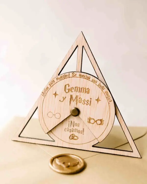 Invitación mágica en madera con sobre amarillo Hufflepuff, grabada y personalizable, ideal para boda temática.