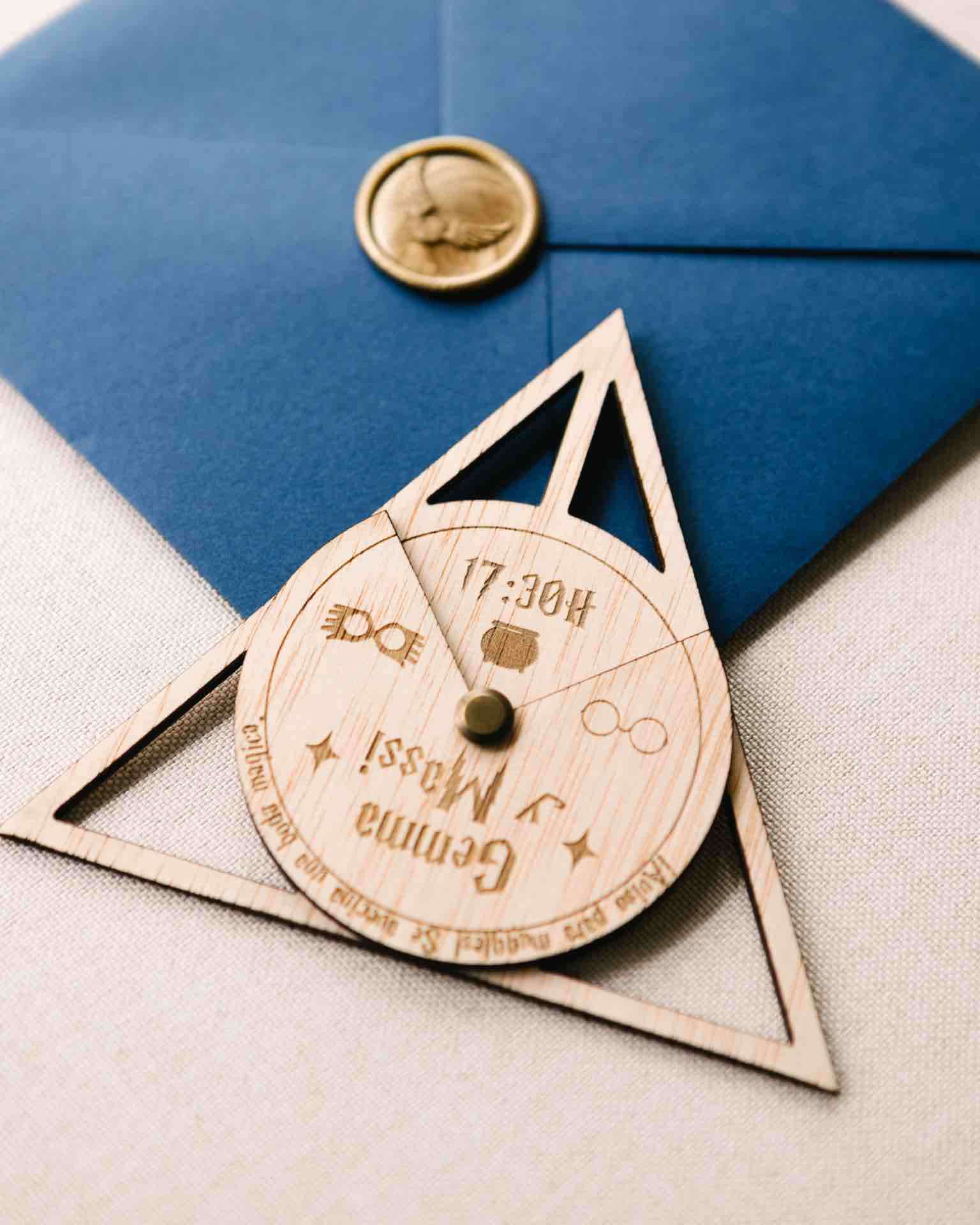 Invitaciu00f3n de boda temu00e1tica en madera con sobre azul Ravenclaw, diseu00f1o grabado y estilo mu00e1gico.