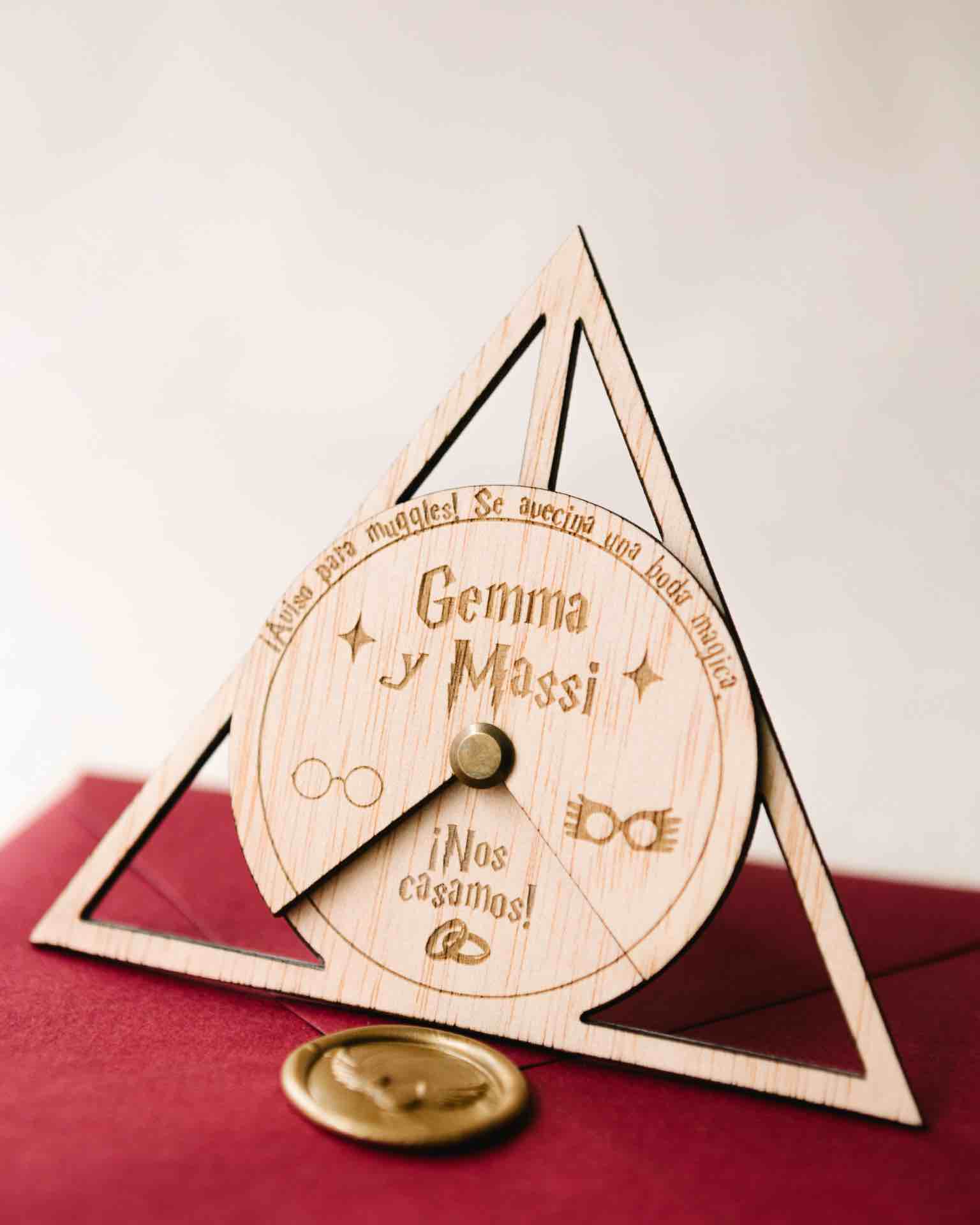 Invitaciu00f3n de boda Harry Potter en madera con sobre rojo Gryffindor, estilo mu00e1gico personalizado.