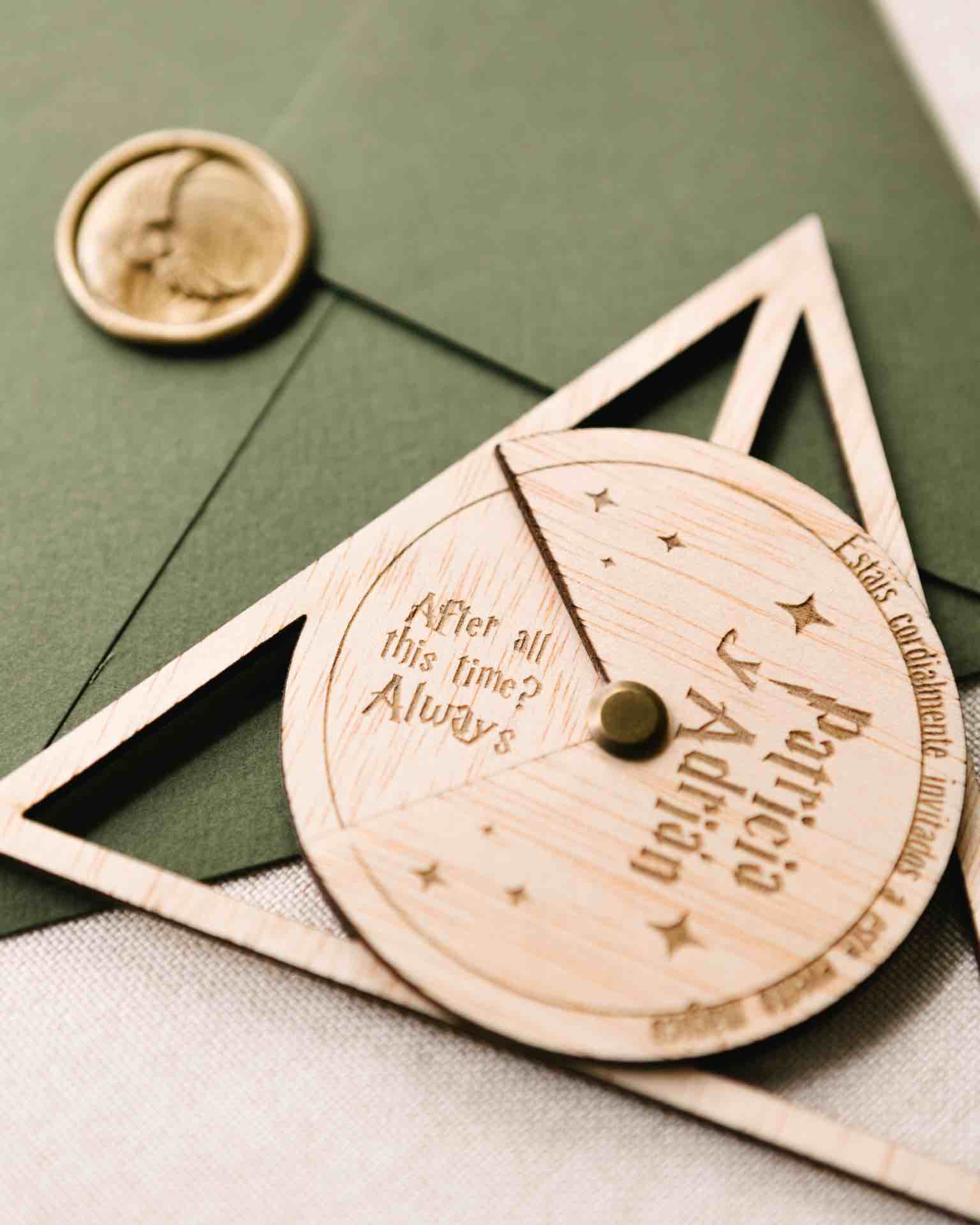 Textura grabado láser invitación Reliquias Textura y detalle del grabado láser en invitación de boda de madera inspiración mágica, modelo Reliquias con sobre verde.