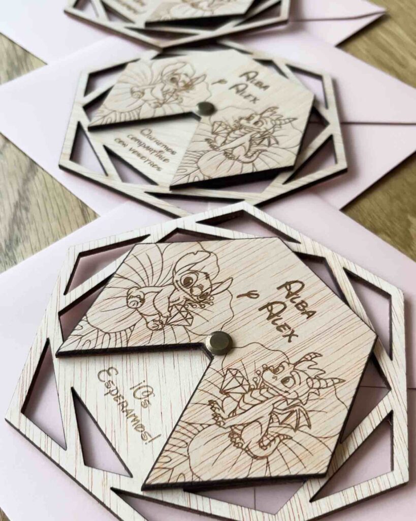 Invitación de boda friki de Stitch y Spyro en madera personalizada con diseño giratorio