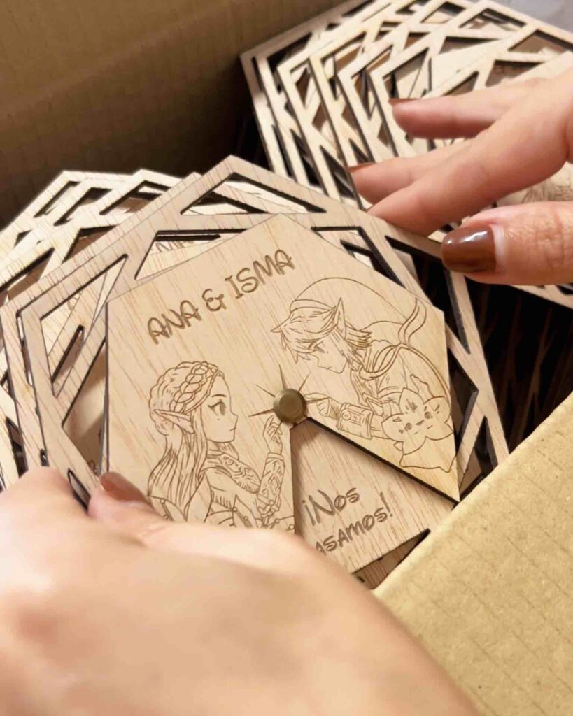 Invitación de boda friki de Zelda y Link en madera personalizada con formato giratorio